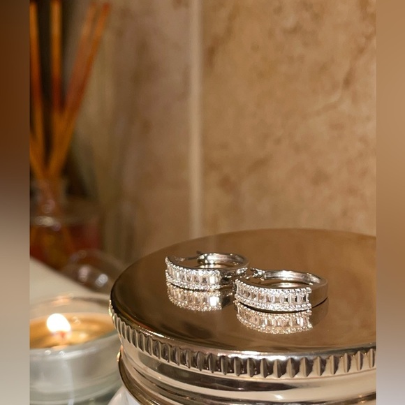 ELEGANT Emerald cut white sapphire Hoop Evening Earings - Picture 6 of 11